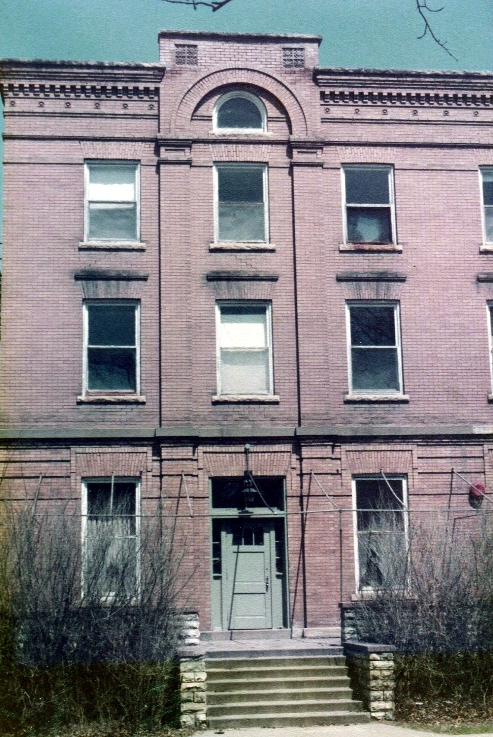 photo of The old Altoona Hotel in Mount Vernon