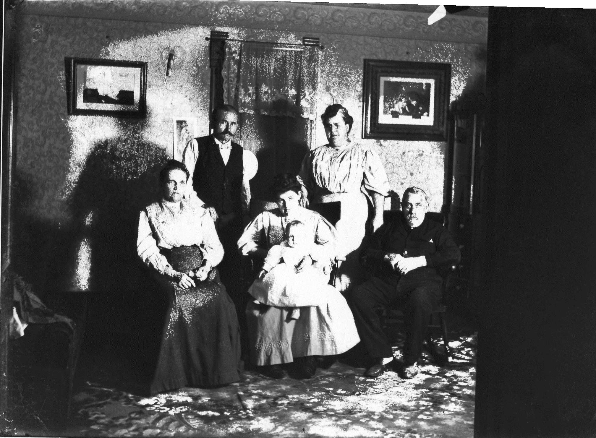 photo of Unidentified Family Portrait