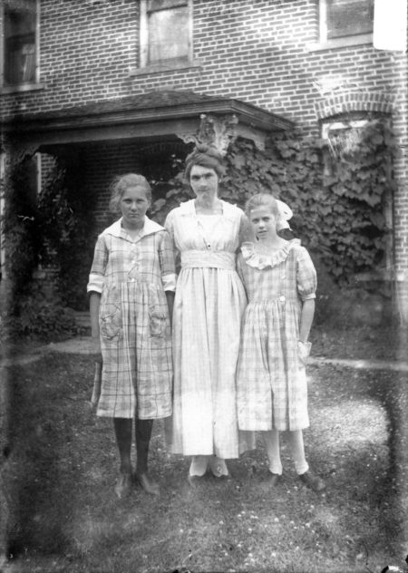 photo of Unidentified Women-1915
