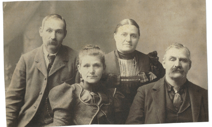 Photo of Mary Yount Shantz with her brothers and sister
