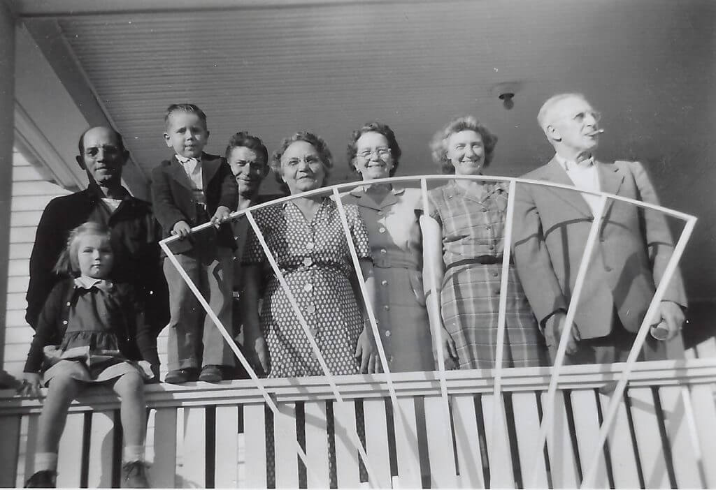 Photo of Siggins family and relatives