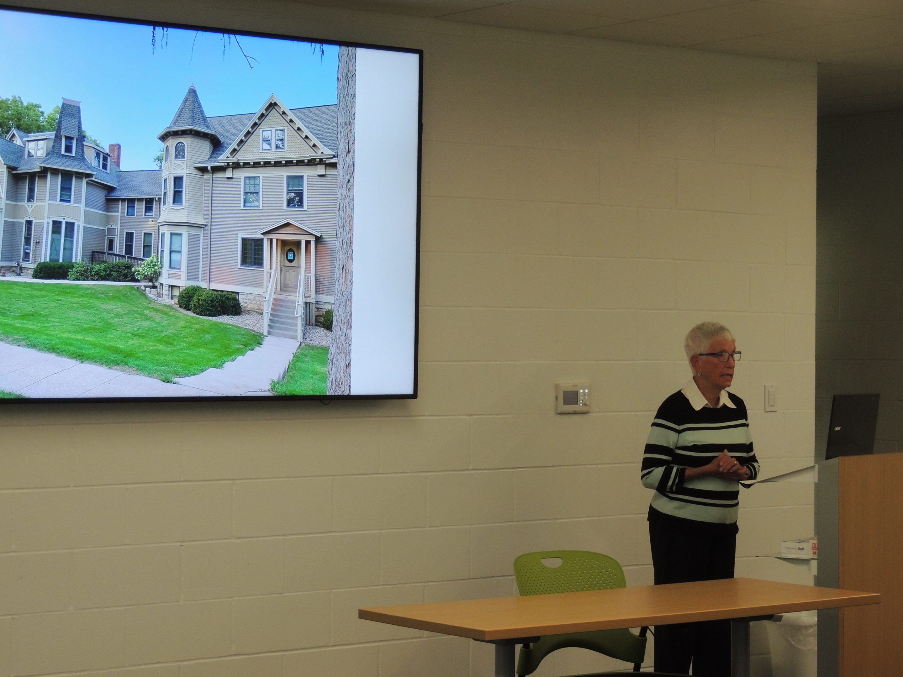 Photo of Rachel Mills speaking at "Houses that Moved" program